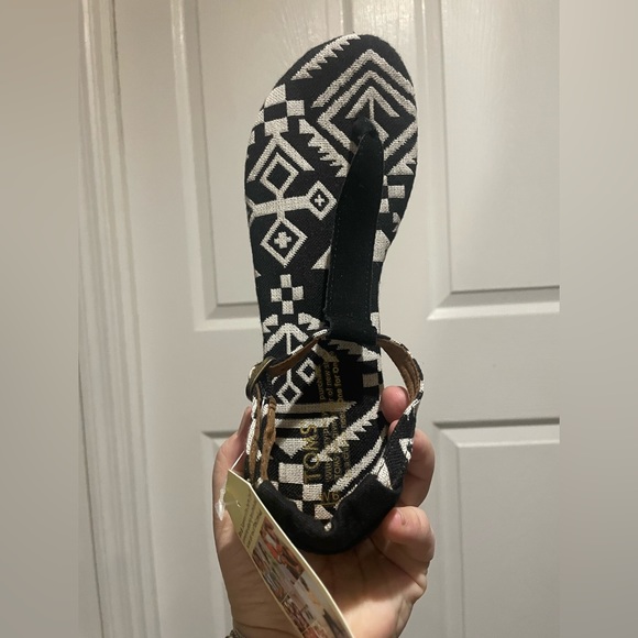 TOMS black and white sandals - Picture 3 of 4